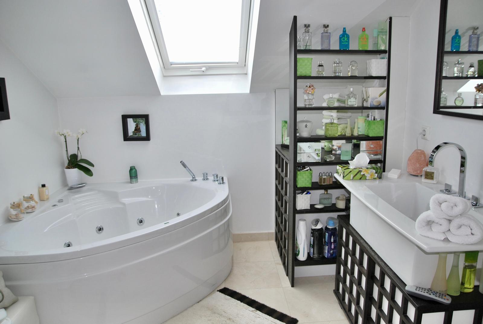 Bad mit Wanne und Dachfenster