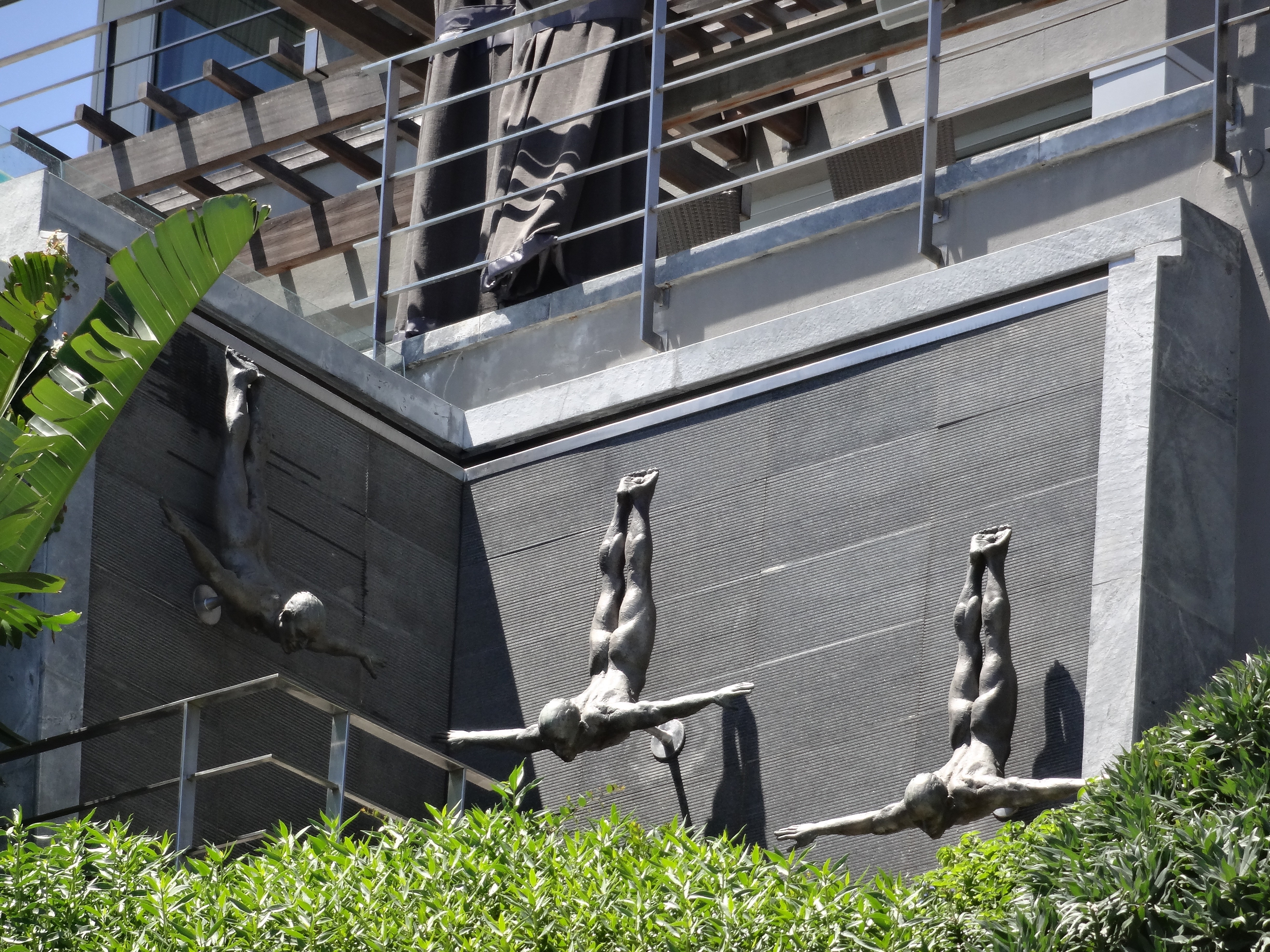 Esculturas de saltadores en una arquitectura moderna