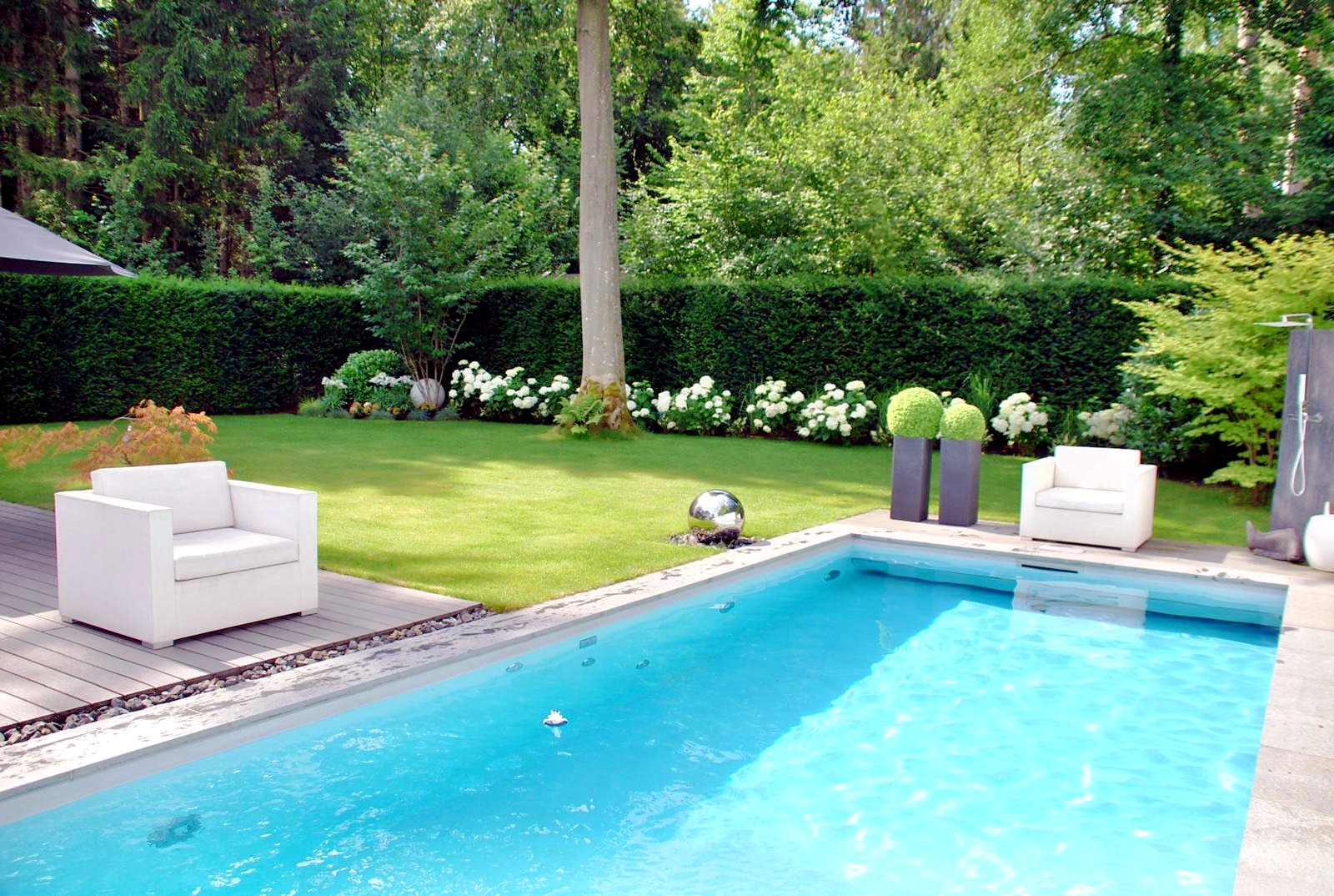 Garten mit Pool und Sitzbereich