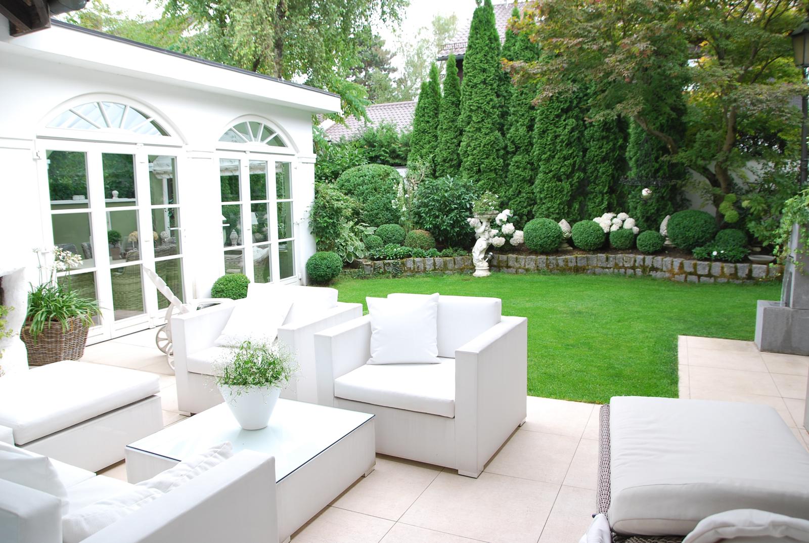 Terrasse mit Gartenblick