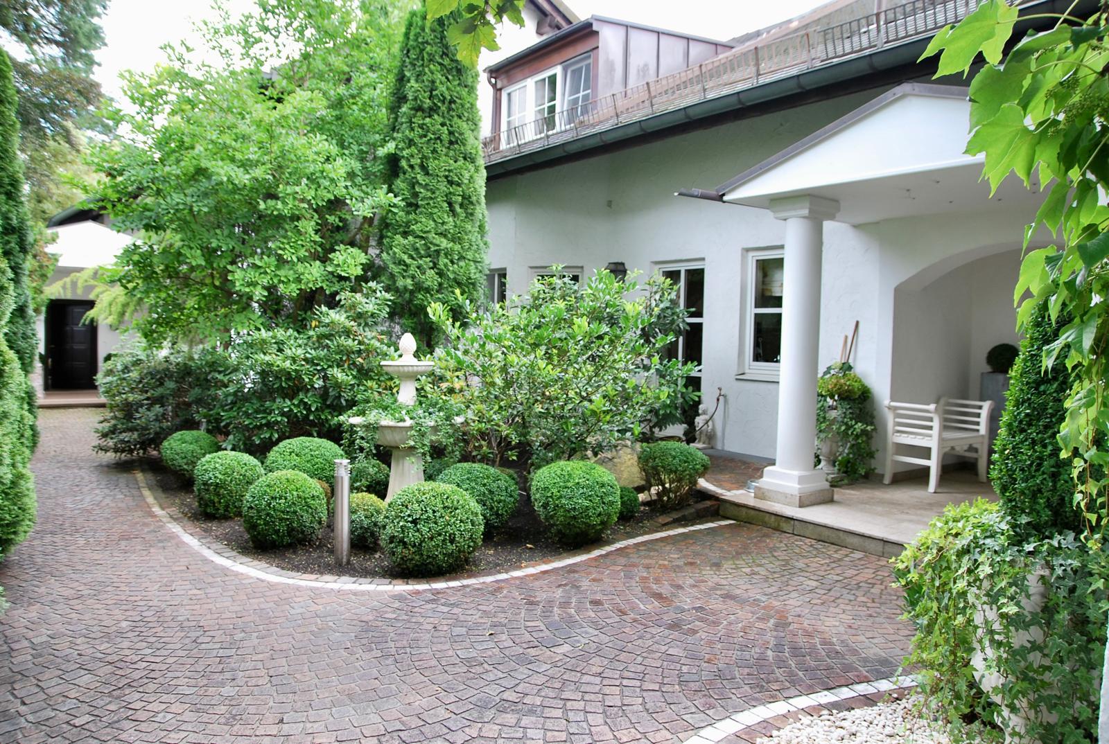 Haus mit begrüntem Innenhof