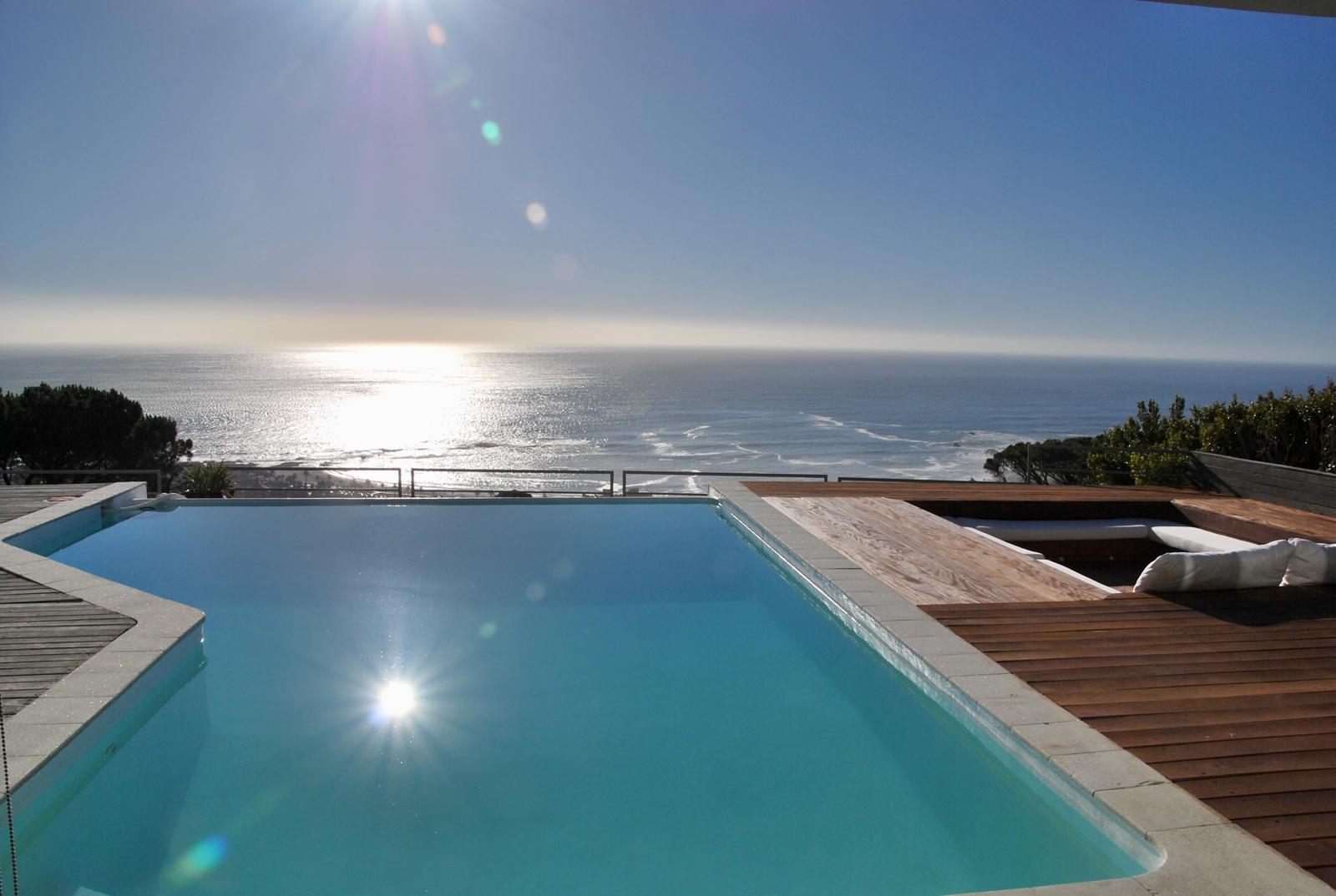 Pool mit Blick auf das Meer