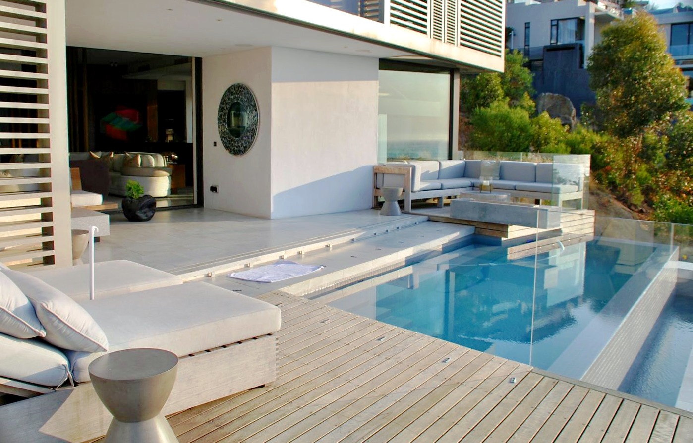 Moderne Terrasse mit Pool