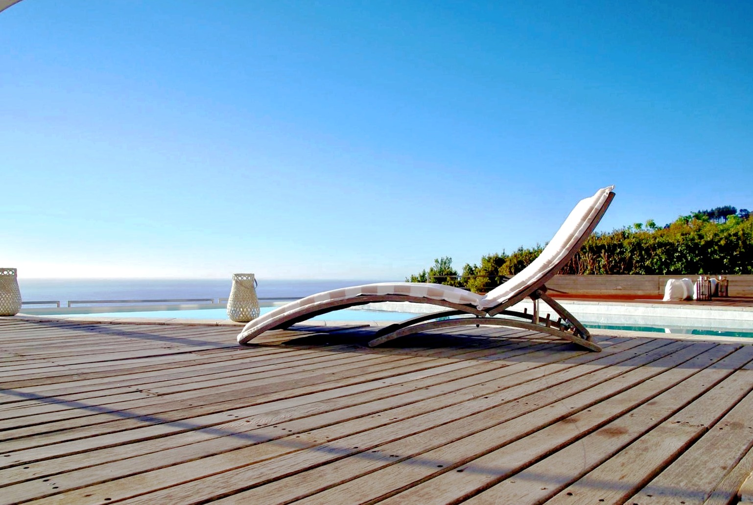 Sonnenliege auf einer Terrasse am Meer