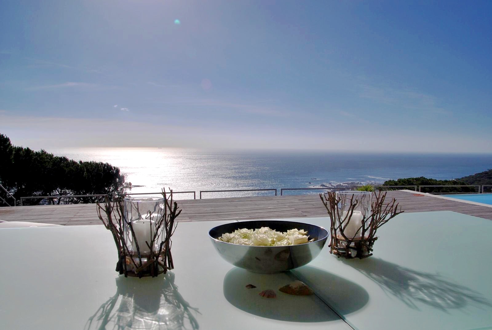 Terrasse mit Blick über das Meer