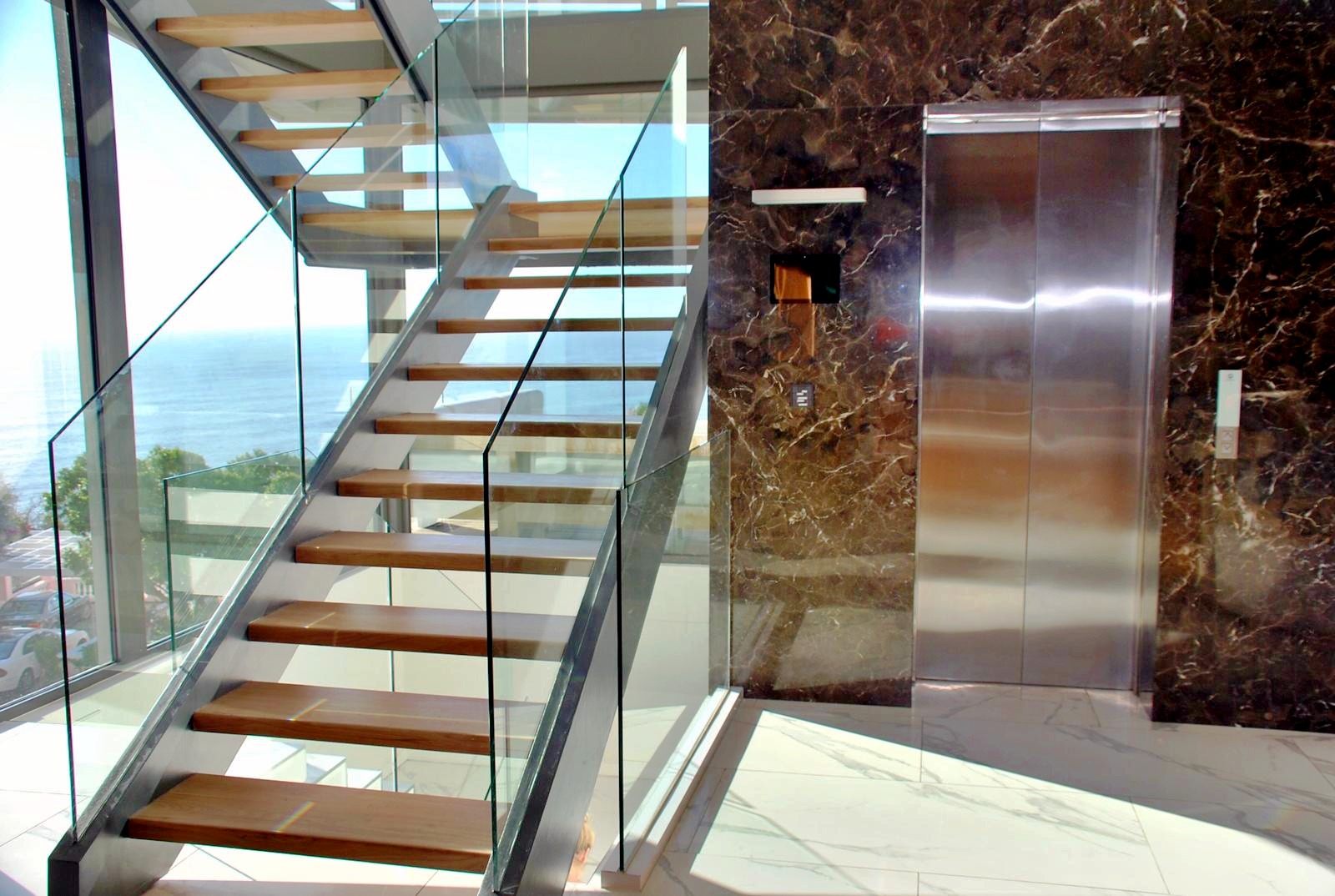 Offene Treppe neben einem Aufzug