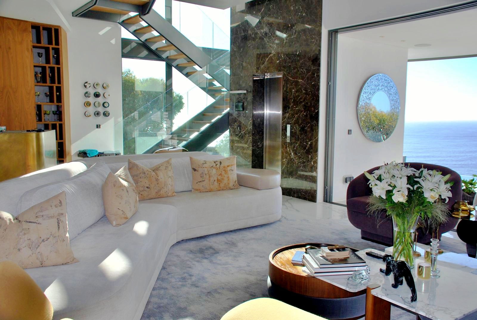 Wohnraum mit offener Treppe und Meerblick